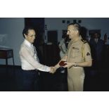 Remise de la médaille de Chartres au colonel Chartier, commandant du régiment d'infanterie de marine du Pacifique-Polynésie. [Description en cours]