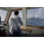 Embarquement sur une vedette de transport de personnel pour une visite de la zone centrale (barges et plateformes). [Description en cours]