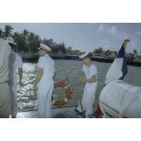 Embarquement sur une vedette de transport de personnel pour une visite de la zone centrale (barges et plateformes). [Description en cours]