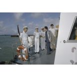 Embarquement sur une vedette de transport de personnel pour une visite de la zone centrale (barges et plateformes). [Description en cours]