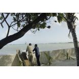 Le colonel Gillis et M. Lemoine devant le fare général. [Description en cours]