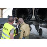 Un pilote mène la visite pré-vol d'un avion Rafale avec son mécanicien sur la base aérienne projetée (BAP) en Jordanie.