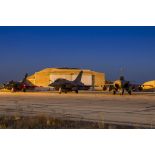 Des avions Rafale se tiennent prêt au décollage sur la piste de la base aérienne projetée (BAP) en Jordanie.