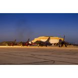 Des avions Rafale se tiennent prêt au décollage sur la piste de la base aérienne projetée (BAP) en Jordanie.