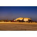 Des avions Rafale se tiennent prêt au décollage sur la piste de la base aérienne projetée (BAP) en Jordanie.