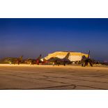 Des avions Rafale se tiennent prêt au décollage sur la piste de la base aérienne projetée (BAP) en Jordanie.