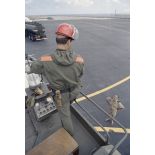 Des hommes de la section sécurité incendie sauvetage (SSIS) surveillent le ravitaillement d'une caravelle à l'aéroport de Moruroa. [Description en cours]