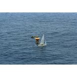 Le zodiac, le radeau, et le voilier de type 420 de Greenpeace. [Description en cours]