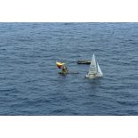 Le zodiac, le radeau, et le voilier de type 420 de Greenpeace. [Description en cours]
