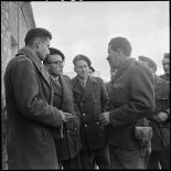 Le général Mohammed Bellounis conversant avec des officiers du 11ème bataillon de parachutistes de choc.