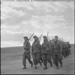 Le général Mohammed Bellounis passe en revue des jeunes recrues.