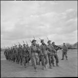 Le général Mohammed Bellounis passe en revue des jeunes recrues.