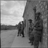 Soldats au poste de commandement (PC).