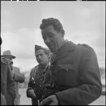 Le général Mohammed Bellounis conversant avec des officiers du 11ème bataillon de parachutistes de choc.