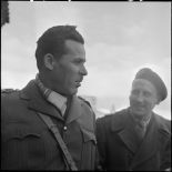 Le général Mohammed Bellounis conversant avec des officiers du 11ème bataillon de parachutistes de choc.