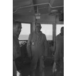 Portrait du général de Gaulle en tenue de protection à bord du croiseur de commandement De Grasse lors du déclenchement de l'essai nucléaire Bételgeuse sur l'atoll de Moruroa.