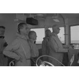 Le général de Gaulle en tenue de protection à bord du croiseur de commandement De Grasse lors du déclenchement de l'essai nucléaire Bételgeuse sur l'atoll de Moruroa.