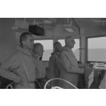 Le général de Gaulle en tenue de protection à bord du croiseur de commandement De Grasse lors du déclenchement de l'essai nucléaire Bételgeuse sur l'atoll de Moruroa.