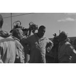 Pierre Billotte, ministre des Départements et territoires d'Outre-mer, et Francis Perrin, haut-commissaire à l’énergie atomique, en tenue de protection à bord du croiseur de commandement De Grasse lors du déclenchement de l'essai nucléaire Bételgeuse sur l'atoll de Moruroa.