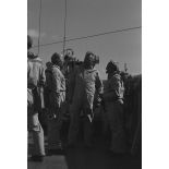 Pierre Billotte, ministre des Départements et territoires d'Outre-mer, et Francis Perrin, haut-commissaire à l’énergie atomique, en tenue de protection à bord du croiseur de commandement De Grasse lors du déclenchement de l'essai nucléaire Bételgeuse sur l'atoll de Moruroa.