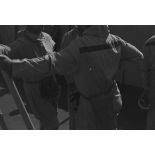 Personnels en tenue de protection à bord du croiseur de commandement De Grasse lors du déclenchement de l'essai nucléaire Bételgeuse sur l'atoll de Moruroa.