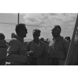 Pierre Messmer, ministre des Armées, Alain Peyrefitte, ministre de la Recherche scientifique et des Questions atomiques et spatiales, et le général de corps aérien Jean Thiry, directeur des centres d'expérimentations nucléaires (DIRCEN), en tenue de protection à bord du croiseur de commandement De Grasse lors du déclenchement de l'essai nucléaire Bételgeuse sur l'atoll de Moruroa.