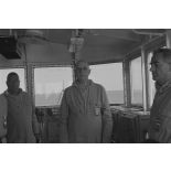 Portrait du général de Gaulle en tenue de protection à bord du croiseur de commandement De Grasse lors du déclenchement de l'essai nucléaire Bételgeuse sur l'atoll de Moruroa.