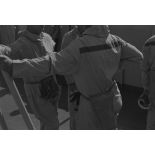 Personnels en tenue de protection à bord du croiseur de commandement De Grasse lors du déclenchement de l'essai nucléaire Bételgeuse sur l'atoll de Moruroa.