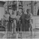 Photographie de groupe des autorités en tenue de protection à bord du croiseur de commandement De Grasse lors du déclenchement de l'essai nucléaire Bételgeuse sur l'atoll de Moruroa.