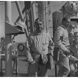 Jacques Tauraa, président de l'Assemblée territoriale de Polynésie française, en tenue de protection à bord du croiseur de commandement De Grasse lors du déclenchement de l'essai nucléaire Bételgeuse sur l'atoll de Moruroa.