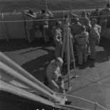 Portrait de groupe des autorités en tenue de protection à bord du croiseur de commandement De Grasse lors du déclenchement de l'essai nucléaire Bételgeuse sur l'atoll de Moruroa.