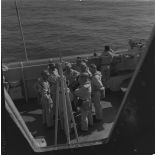 Portrait de groupe des autorités en tenue de protection à bord du croiseur de commandement De Grasse lors du déclenchement de l'essai nucléaire Bételgeuse sur l'atoll de Moruroa.