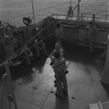 Pierre Messmer, ministre des Armées, en tenue de protection à bord du croiseur de commandement De Grasse lors du déclenchement de l'essai nucléaire Bételgeuse sur l'atoll de Moruroa.