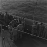 Portrait de groupe des autorités en tenue de protection à bord du croiseur de commandement De Grasse lors du déclenchement de l'essai nucléaire Bételgeuse sur l'atoll de Moruroa.