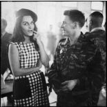 Dalida rencontre des légionnaires à Alger lors d’une visite de soutien aux troupes.