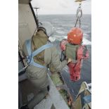 Naufrage du pétrolier maltais Erika. Hélitreuillage par Super Frelon de l'équipage sur l'Abeille Flandre..