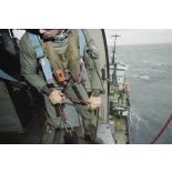Naufrage du pétrolier maltais Erika. Hélitreuillage par Super Frelon de l'équipage sur l'Abeille Flandre..