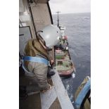 Naufrage du pétrolier maltais Erika. Hélitreuillage par Super Frelon de l'équipage sur l'Abeille Flandre..