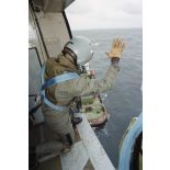 Naufrage du pétrolier maltais Erika. Hélitreuillage par Super Frelon de l'équipage sur l'Abeille Flandre..