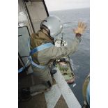 Naufrage du pétrolier maltais Erika. Hélitreuillage par Super Frelon de l'équipage sur l'Abeille Flandre..