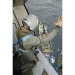 Naufrage du pétrolier maltais Erika. Hélitreuillage par Super Frelon de l'équipage sur l'Abeille Flandre..