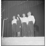 Edith Piaf sur la scène de la Mutualité lors du gala de variétés du 17e salon de l'aéronautique.