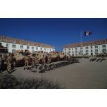 VAB et fusils d'assaut FAMAS alignés sur la place d'armes du quartier Colonel de Chabrières du 2e REI (régiment étranger d'infanterie).