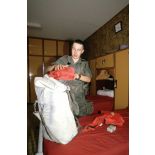 Un soldat du 1er RS finit son paquetage dans la chambrée avant le départ de Valence pour le Golfe.