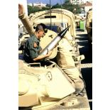 Chargement d'obus à charge creuse OCC 105 à bord d'un blindé de reconnaissance AMX-10 RC du 1er RS avant le départ de Valence pour le Golfe.