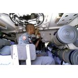 Essai de masque à gaz dans un VAB équipé de missiles HOT par un soldat du 1er RS avant le départ de Valence pour le Golfe.