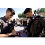 Vérification des passeports de soldats du 1er RS avant le départ de Valence pour le Golfe.