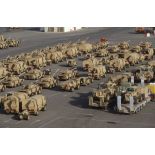 La 6e DLB (division légère blindée) attend le départ pour CRK (camp du roi Khaled) dans le port de Yanbu.