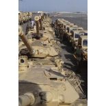 La 6e DLB (division légère blindée) attend le départ pour CRK (camp du roi Khaled) dans le port de Yanbu.
