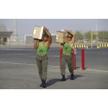 La 6e DLB (division légère blindée) attend le départ pour CRK (camp du roi Khaled) dans le port de Yanbu. Transport de caisses par des légionnaires du 2e REI.